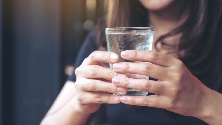 Mitos atau Fakta, Minum Air Dingin saat Sedang Haid Berbahaya?