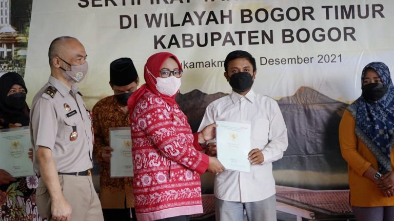 Pemkab Bogor Bagikan Sertipikat Tanah Program PTSL di Sukamakmur