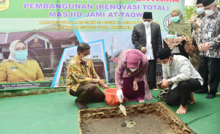 Bupati Bogor Lakukan Peletakan Batu Pertama Pembangunan Masjid Tertua di Desa Bojong Kulur