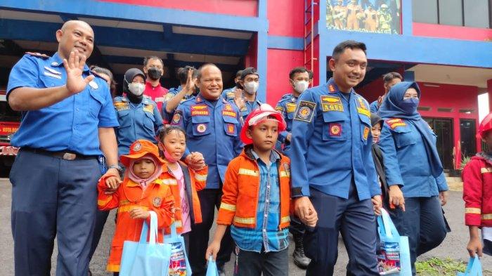 Kasatpol PP Kota Bogor Ajak Anak Jalanan Naik Truk Damkar di Mako Sukasari