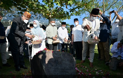 Ridwan Kamil Ziarah ke Kuburan Massal Korban Tsunami Aceh