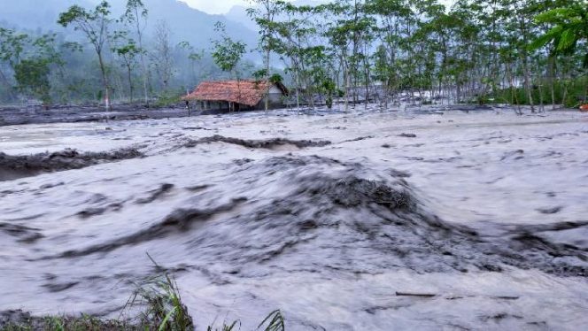 Banjir Lahar Dingin Semeru Terjang Lumajang Kecamatan Terisolasi