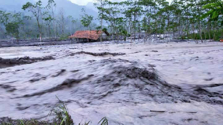 Banjir Lahar Dingin Semeru Terjang Lumajang, 2 Kecamatan Terisolasi