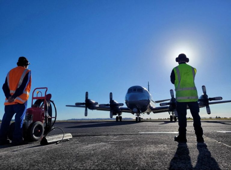 Selandia Baru Pesawat Bantuan Pertama Yang Mendarat di Tonga