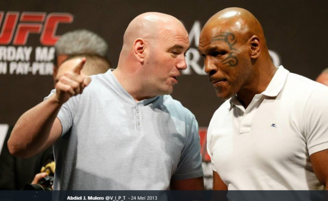 
 Presiden UFC, Dana White (kiri) dan legenda tinju dunia, Mike Tyson (kanan) tengah berbincang. Setelah pensiun, Tyson memang tertarik dengan dunia seni tarung bebas (MMA).(Bolasport/Bogordaily.net)
