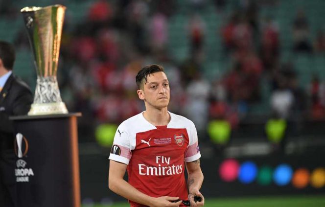 
 Arsenal's German midfielder Mesut Ozil walks past the trophy after losing the UEFA Europa League final football match between Chelsea FC and Arsenal FC at the Baku Olympic Stadium in Baku, Azerbaijian, on May 29, 2019. (Photo by OZAN KOSE / AFP)