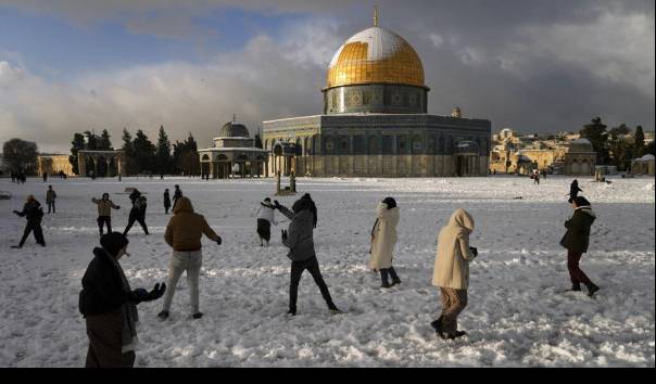 Pemandangan Langka: Yerusalem dan Masjid Al-Aqsa Diselimuti Salju
