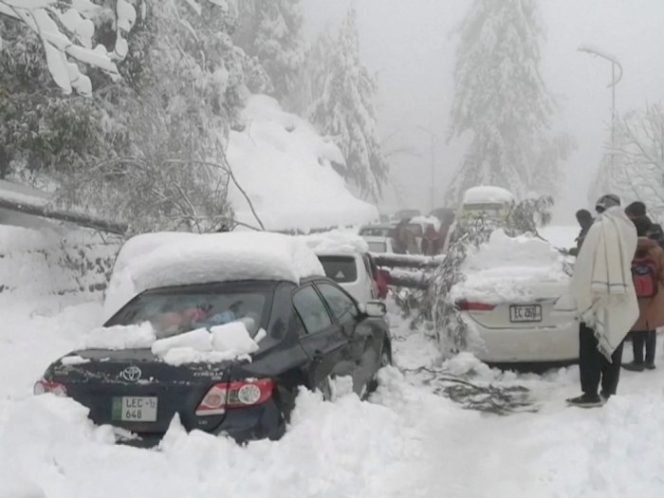 
 Mobil pengunjung tertimbun salju. (Reuters/Bogordail.net)