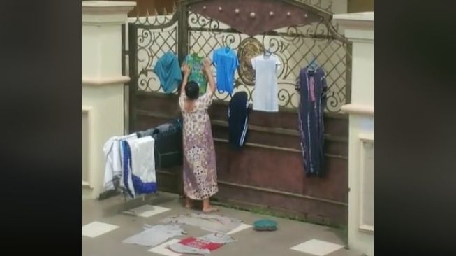 Viral! Aksi Emak-emak Jemur Pakaian di Pagar Tetangga