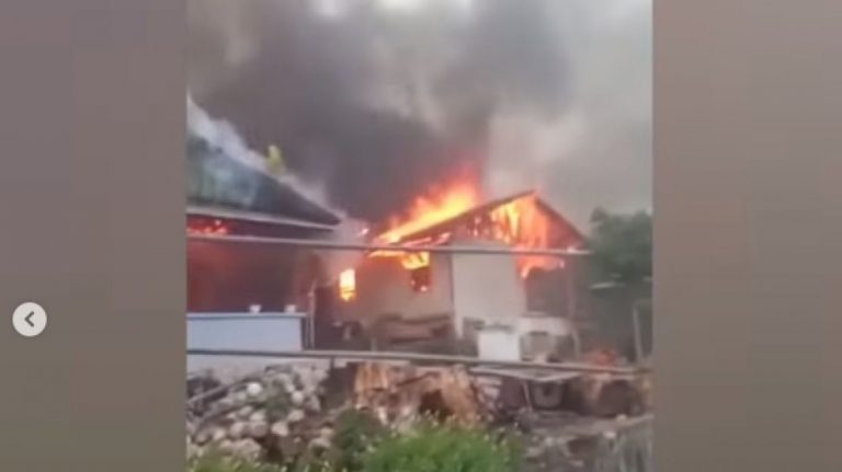 Kerusuhan di Haruku Maluku Tengah Mencekam, Rumah-rumah Warga Dibakar, Anggota Polisi Tertembak