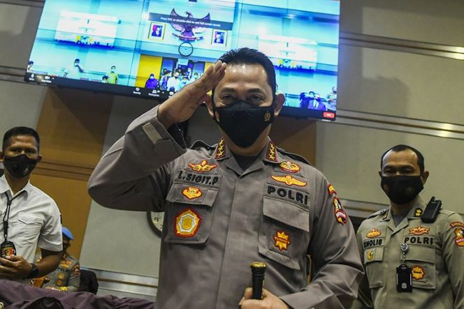 
 Kapolri Jenderal Listyo Sigit Prabowo berikan hsalam hormat ke jajarannya saat di Polda Metro Jaya. (Kompas/Bogordaily.net)