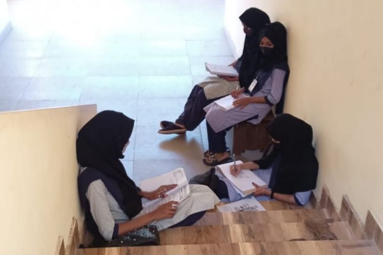 Parah! Karena Menolak Lepas Jilbab, Mahasiswi India Dilarang Masuk Kelas