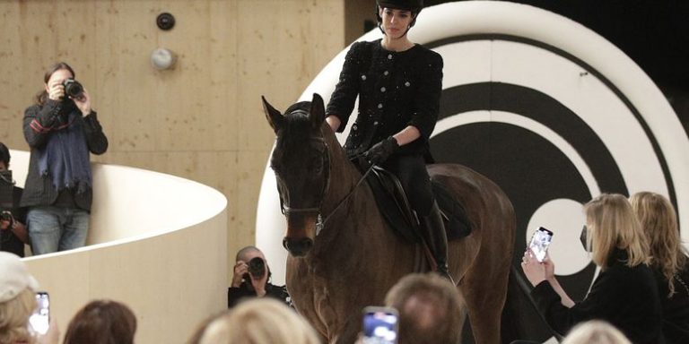 Aksi Putri Monako Menunggangi Kuda di Runway Chanel Couture, Dianggap Eksploitasi Hewan