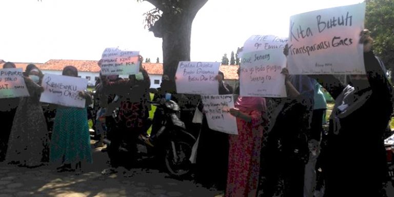 Bansos Tak Tepat Sasaran, Puluhan Emak-emak Geruduk Balai Desa