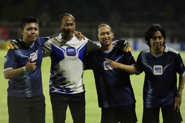 
 Berawal dari me-review fitur BRImo di Instagram dan Tiktok, lima orang ini dapat liburan ke Bali sekaligus menonton pertandingan super big match BRI Liga 1 antara Bali United melawan Persib Bandung langsung di Stadion I Gusti Ngurah Rai, Bali.