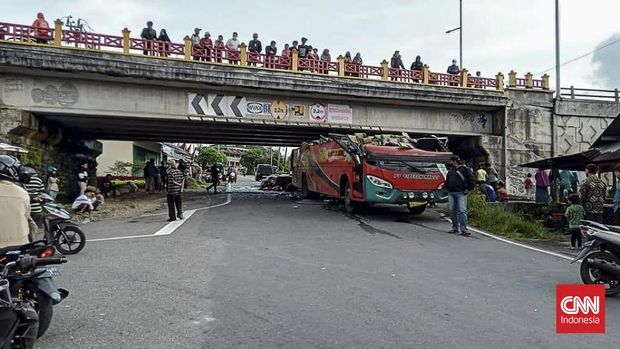 
 Bus menabrak dan tersangkut di fly over Padang Panjang, Sumatera Barat, Minggu, 30 Januari 2022. (Sonya/CNN Indonesia)