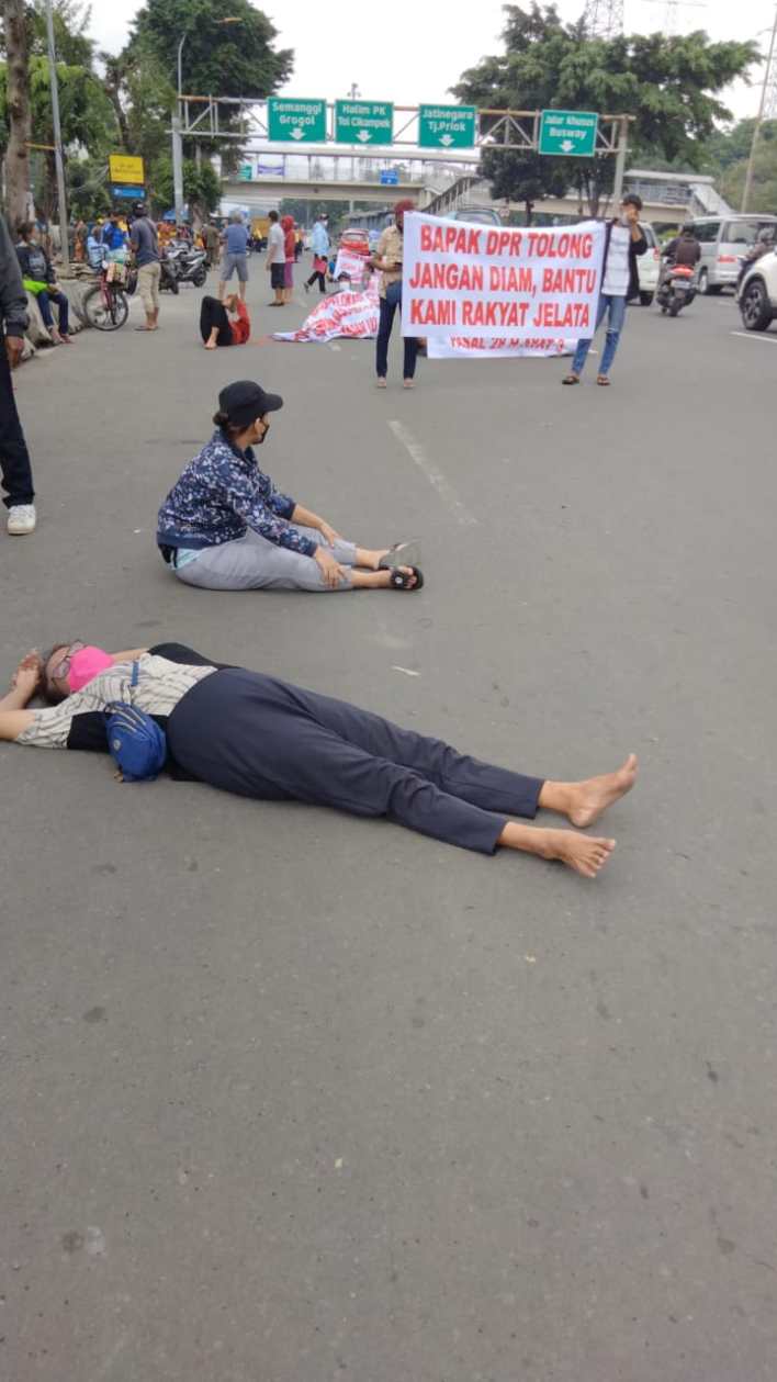 Demo Relokasi Pemkot Jaktim, PKL RS UKI Cawang Tiduran di Jalan