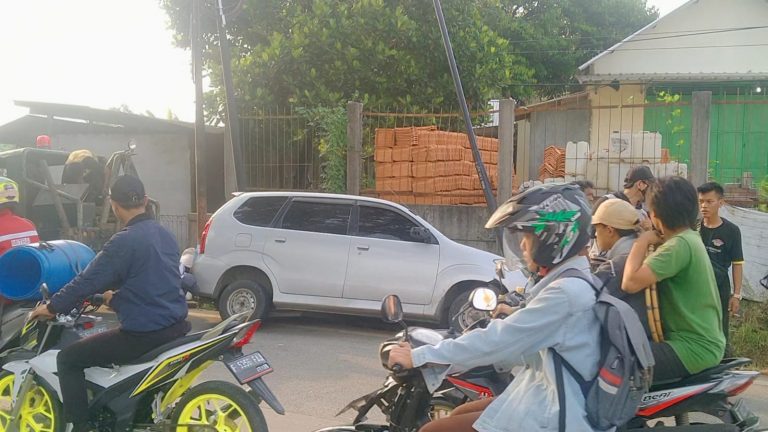 Oleng, Mobil Avanza Tabrak Tiang di Leuwisadeng Bogor