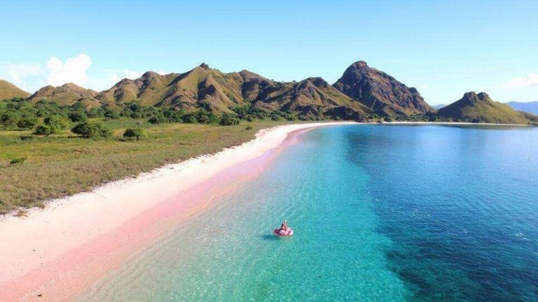 Intip Keunikan Indahnya Pantai Pink Lombok Yuk!
