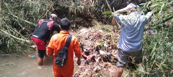 
 Penemuan mayat tanpa identitas di pinggir sungai Ciamut. (Ibnu/Bogordaily.net)