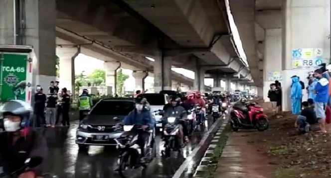
 Terjadi Kemacetan di Jalan Iskandar, , Tepatnya Di Depan Mall Bogor Square, Akibat Mobil Box Mengalami Rem Blong. (Ibnu/Bogordaily.net) 