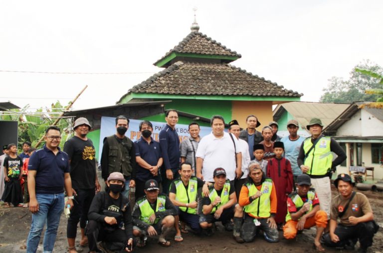 Dirut Perumda Tirta Pakuan Kota Bogor Kunjungi Korban Bencana Awan Panas di Semeru