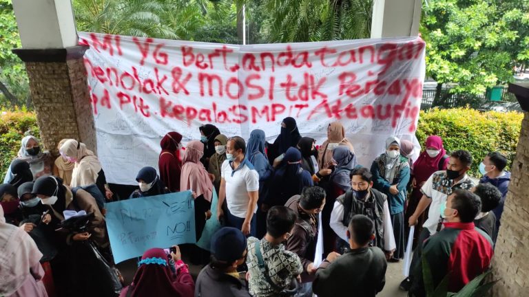 Puluhan Wali Murid dan Guru Berunjuk Rasa Di Kantor Dinas Pendidikan Kota Bogor