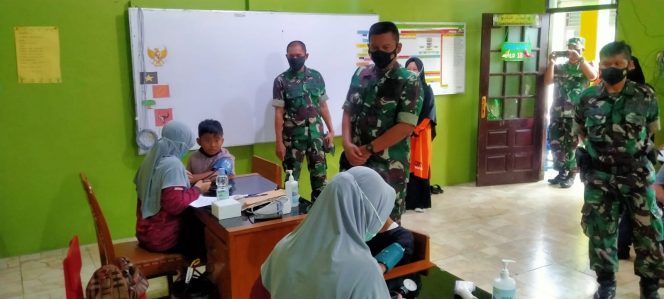
 Dandim 0606 Kota Bogor Kolonel Inf Roby Bulan, S.I.P melakukan peninjauan vaksinasi siswa dan siswi untuk usia 6-11 Tahun di SDITA eL Ma'mur, Jumat 14 Januari 2022.(Ibnu/Bogordaily.net)