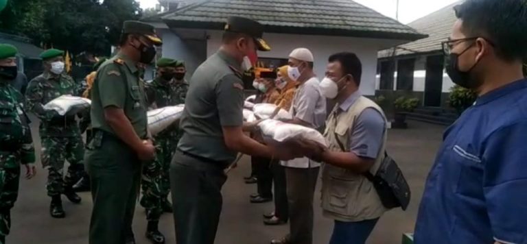 Dandim 0606/Kota Bogor Dampingi Danrem 061 SK Beri Bantuan Sosial Sebanyak 10 Ton Untuk Masyarakat