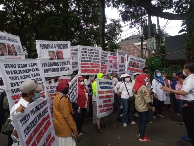 
 Ratusan anggota Koperasi Simpan Pinjam (KSP) Sejahtera Bersama Cabang Bogor, Menggelar Aksi Demo. (Anggita/Bogordaily.net)