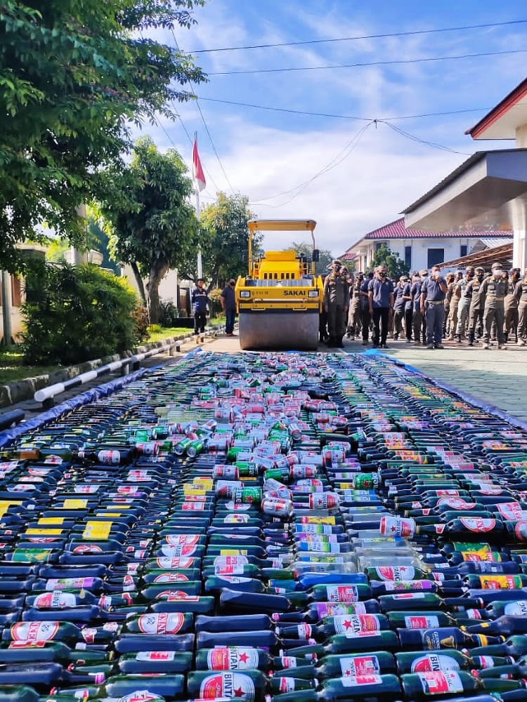 2.123 Botol Barang Bukti Minuman Keras Dimusnahkan Satpol PP Kabupaten Bogor 