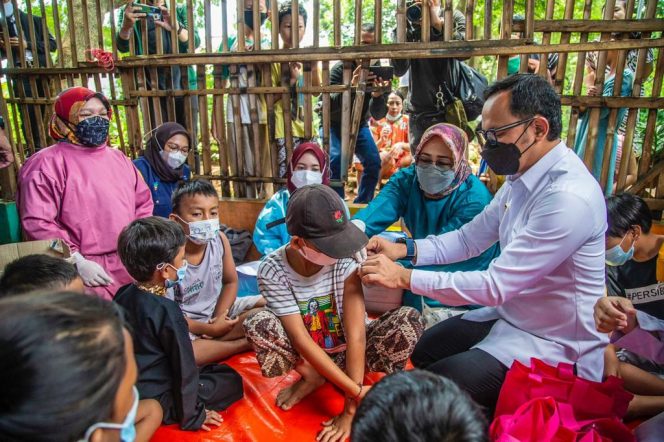 
 Wali Kota Bogor Bima Arya saat meninjau vaksinasi anak. (pemkot.bogor/Bogordaily.net)
