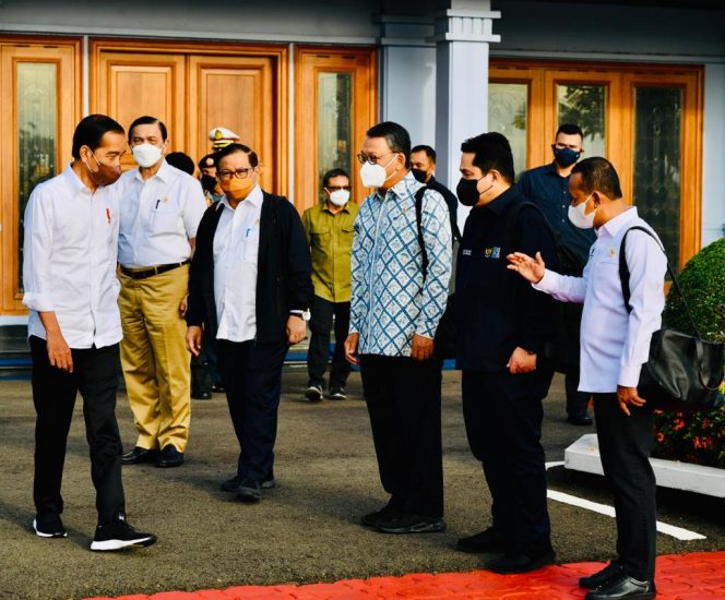 
 Presiden Jokowi bersama sejumlah menteri sebelum bertolak ke Sumsel, Senin 24 Januari 2022. (BPMI Setpres/Bogordaily.net)