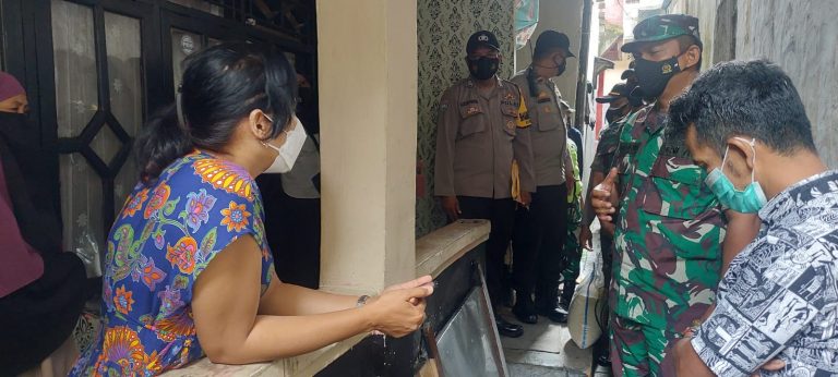 Sambangi Warga Isoman, Dandim 0606/Kota Bogor Kolonel Inf Roby Bulan Beri Bantuan Beras
