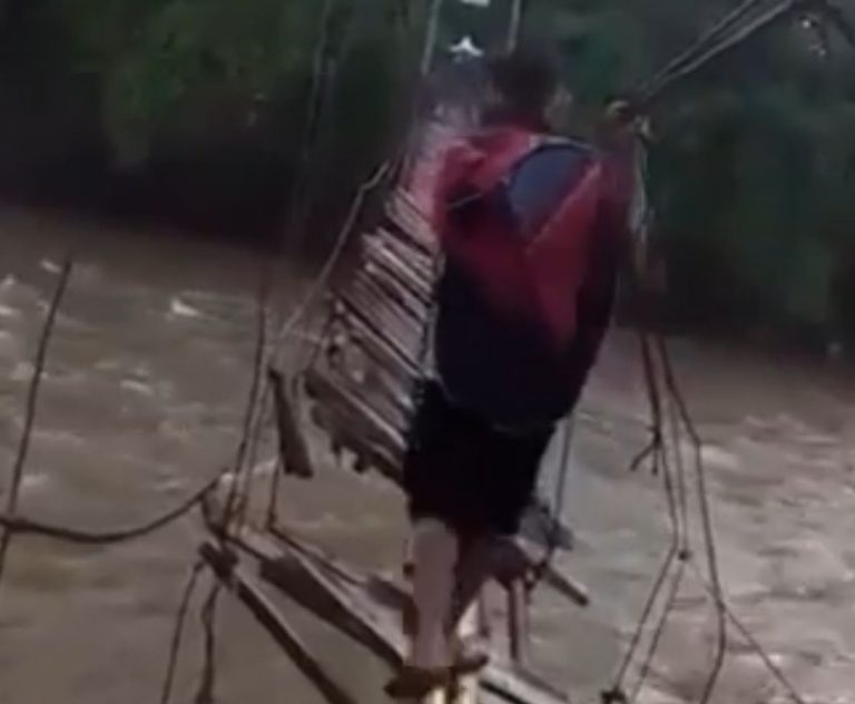 Viral Video Seorang Siswa Cianjur Harus Menantang Maut Lewati Jembatan Rusak saat ke Sekolah