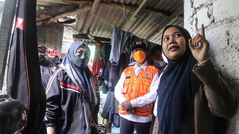 Sekda Tinjau Rumah Rusak Terdampak Hujan dan Angin Kencang di Bogor Barat