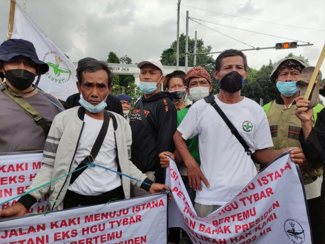  Puluhan petani dari Desa Gunung Kramat, Kecamatan Cisolok, Kabupaten Sukabumi, melakukan aksi jalan kaki untuk bertemu Presiden RI Joko Widodo.(Ibnu/Bogordaily.net)