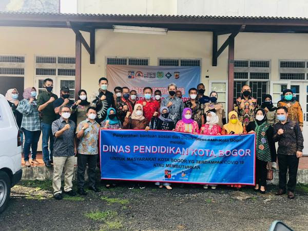 
 Wakil Wali Kota Bogor, Dedie A. Rachim secara simbolis menerima 250 paket bantuan dari SMP binaan Disdik Kota Bogor di Posko Satgas Gedung Wanita, Kecamatan Bogor Tengah, Sabtu 29 Januari 2022.(Istimewa/Bogordaily.net)