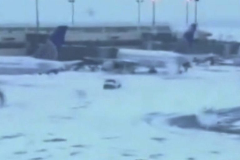 Ribuan Jadwal Penerbangan Kacau Balau Akibat Badai Salju di AS