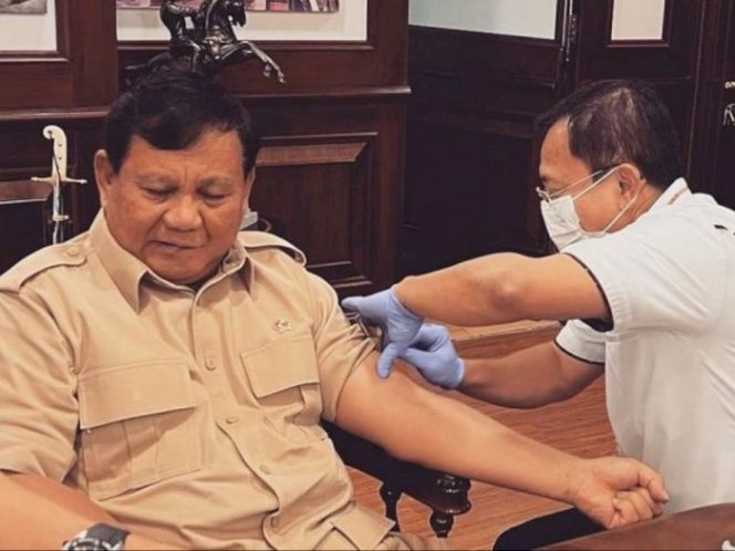 
 Menhan Prabowo disuntik vaksin Nusantara oleh dokter Terawan. (@prabowo/Bogordaily.net)