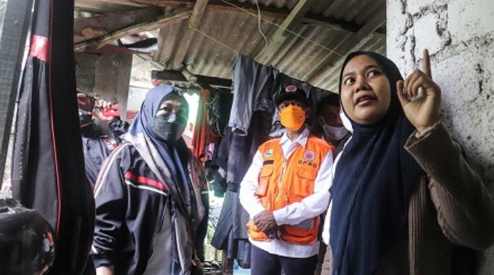 Sekda Tinjau Rumah Rusak Terdampak Hujan dan Angin Kencang di Bogor Barat