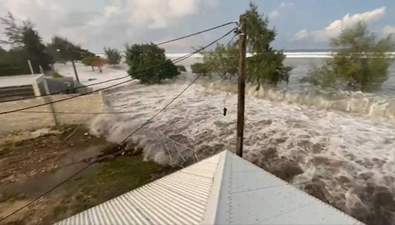 Selamat dari Tsunami Tonga, Pria Ini Berenang Selama 27 Jam