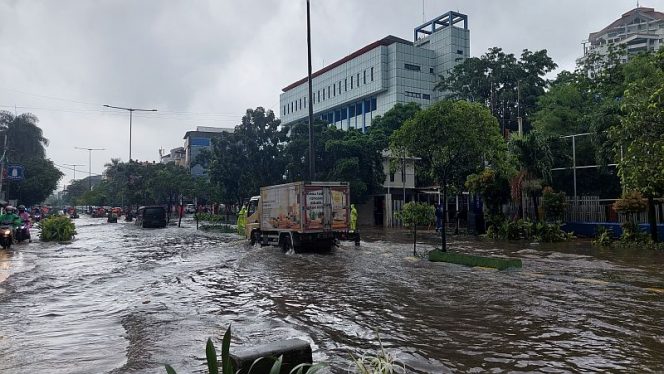 
 Banjir di Jalan Tanjung Duren Raya, Selasa 18 Januari 2022.(MPI/Bogordaily.net)
