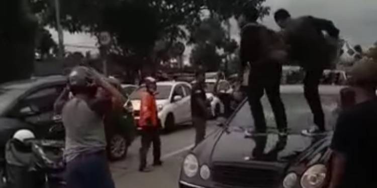 Viral! Beredar Video Mobil Mercy Dirusak Warga di Yogjakarta,