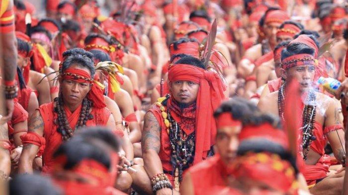 Amarah Memuncak, Pasukan Merah Dayak yang Kebal Sajam Tantang Edy Mulyadi Datang ke Kalimantan!