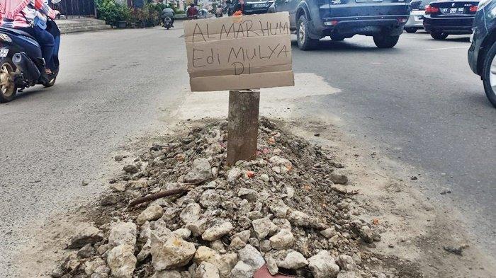Heboh! Ada Replika Kuburan Edy Mulyadi di Tengah Jalan Samarinda