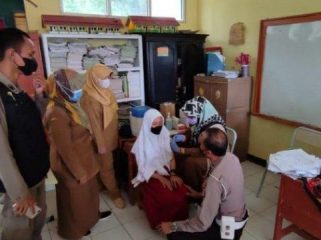 Pelaksanaan vaksin pertama terhadap anak-anak di Cigombong, Kabupaten Bogor.(Istimewa/Bogordaily.net)