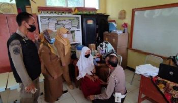Pelaksanaan vaksin pertama terhadap anak-anak di Cigombong, Kabupaten Bogor.(Istimewa/Bogordaily.net)