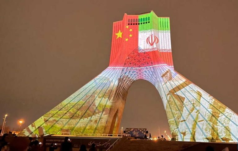 Sambut Imlek, Menara Azadi di Iran Dihias Dengan Lampu Merah