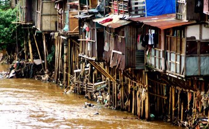 Seorang Wanita Kejeblos dan Hilang Terseret Aliran Sungai Ciliwung